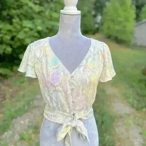 Woman’s GB top. Pastel snakeskin pattern. V neck. Tie waist. Buttons. Size S
